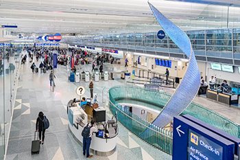 Overview of the ticketing area in Terminal 1.